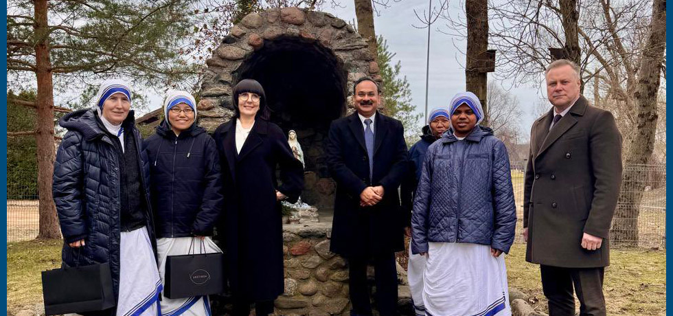 Ambassador Devesh Uttam, along with Mayor of Kretinga, Mr. Antanas Kalnius, met Sisters of Mother Teresa from India at the “Blue Monastery” in Kretinga - home to the Missionaries of Charity since 1991.